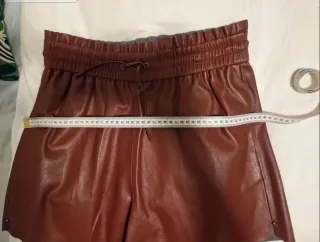 Bermuda efecto piel de Zara Marrón/Granate