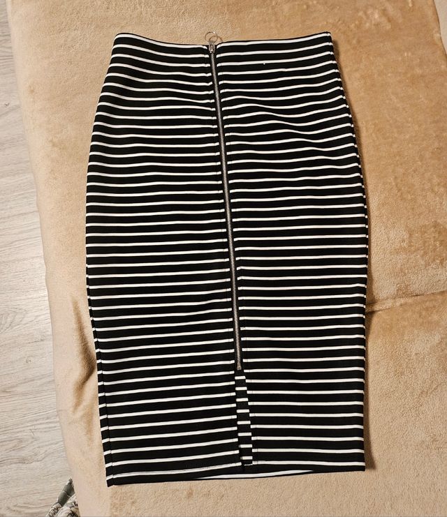 Preciosa falda tubo con cremallera 