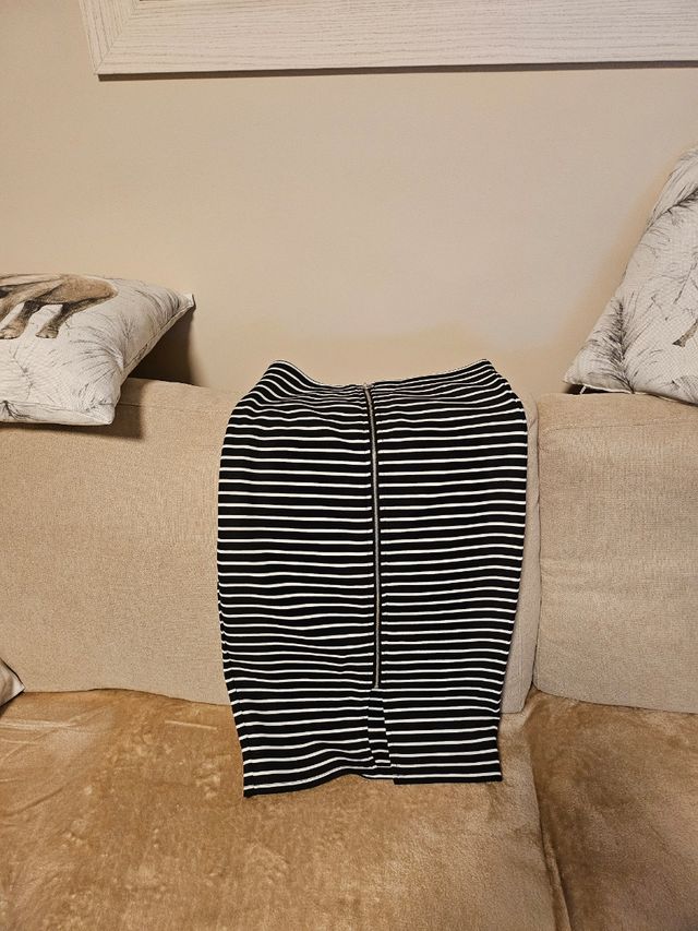 Preciosa falda tubo con cremallera 