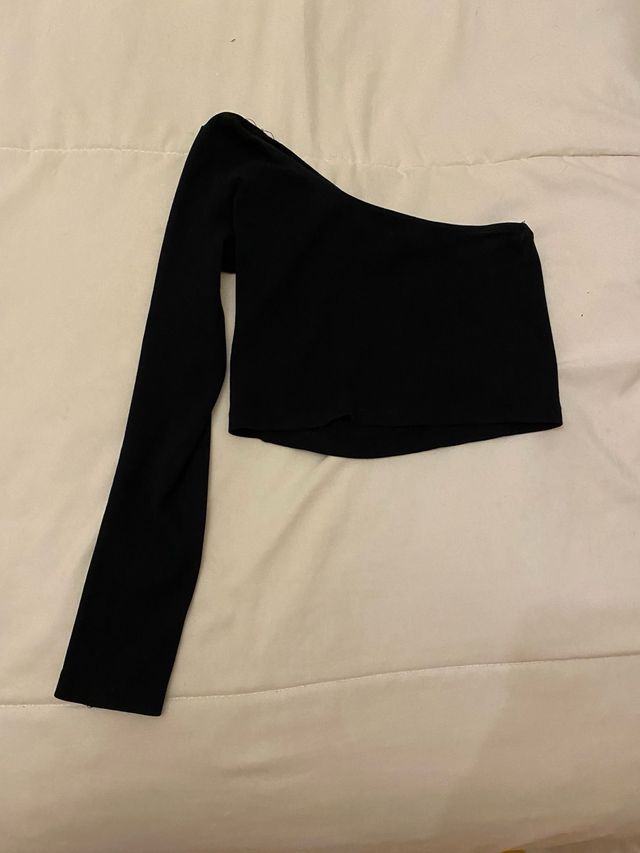 Top negro asimetrico de Pull & Bear