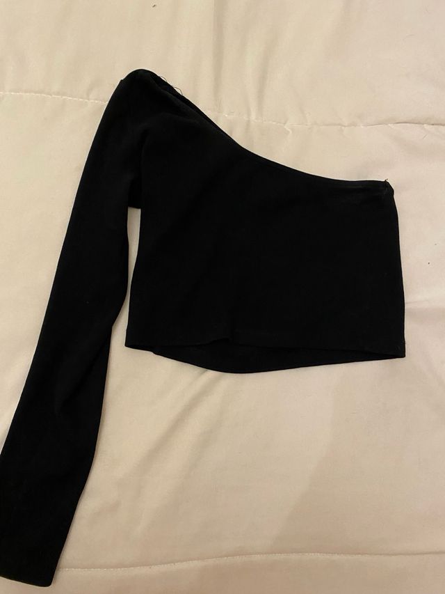 Top negro asimetrico de Pull & Bear