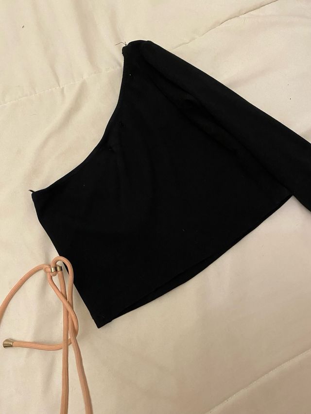 Top negro asimetrico de Pull & Bear