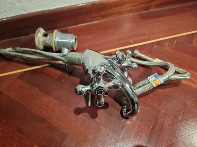 Grifería plateada antigua