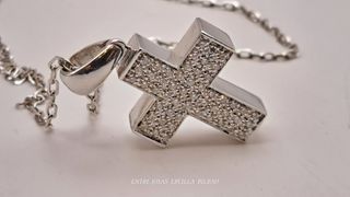 Cadena y Cruz en Oro de 18K Blanco con Diamantes