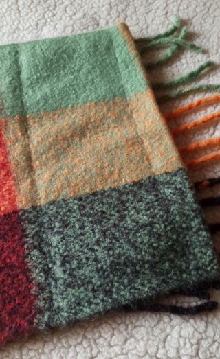 PRECIOSA BUFANDA CUADROS MULTICOLOR