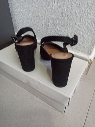 Zapatos salón núm 37.