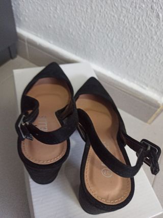Zapatos salón núm 37.