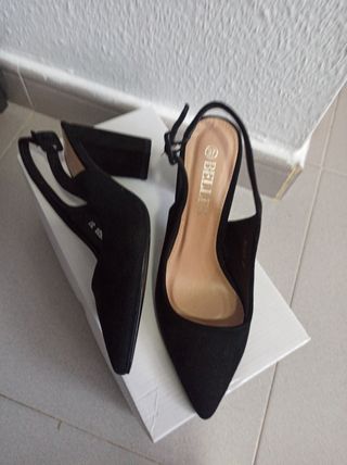 Zapatos salón núm 37.