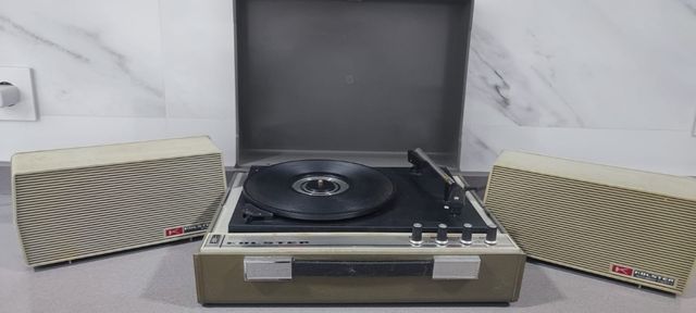Tocadiscos Kolster con altavoces
