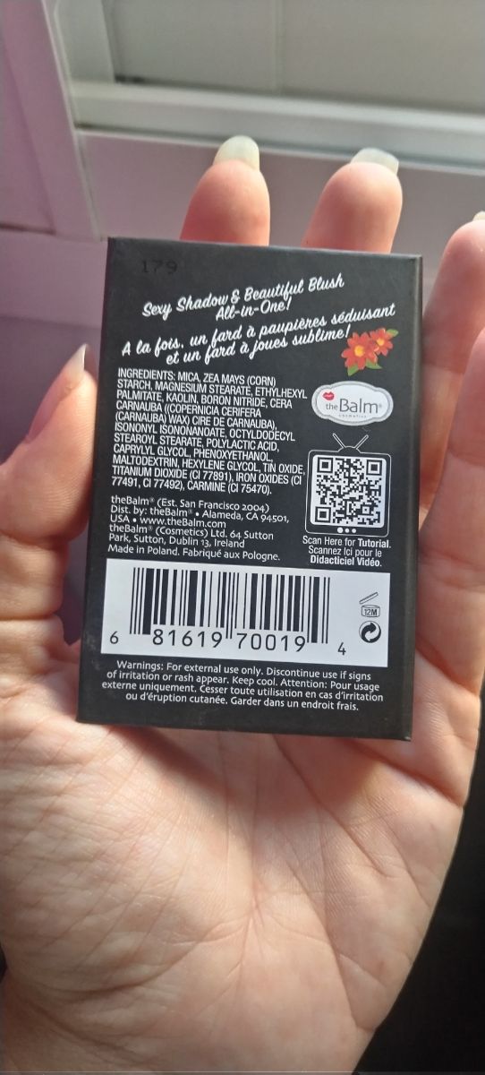 Colorete rosa con brillo dorado