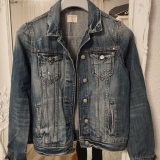 Chaqueta vaquera, muy bonita.