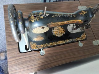 MAQUINA DE COSER ANTIGUA.