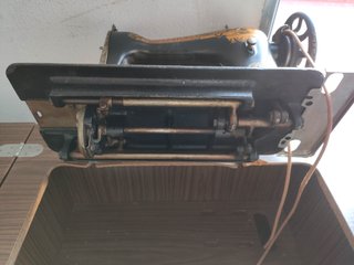MAQUINA DE COSER ANTIGUA.