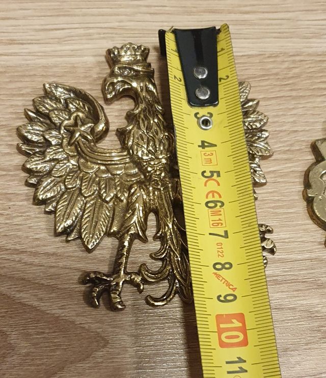 Tres placas de latón.