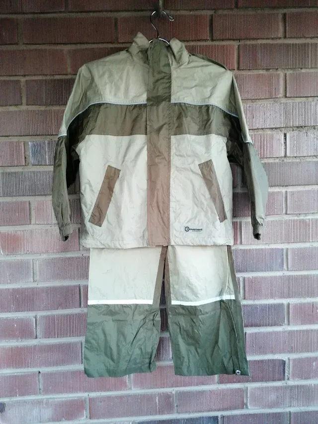 Conjunto chubasquero de niño