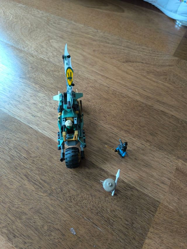 Moto de Ninjago Chopper de la jungla de Lloyd