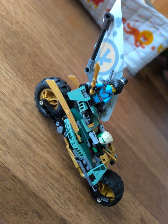 Moto de Ninjago Chopper de la jungla de Lloyd