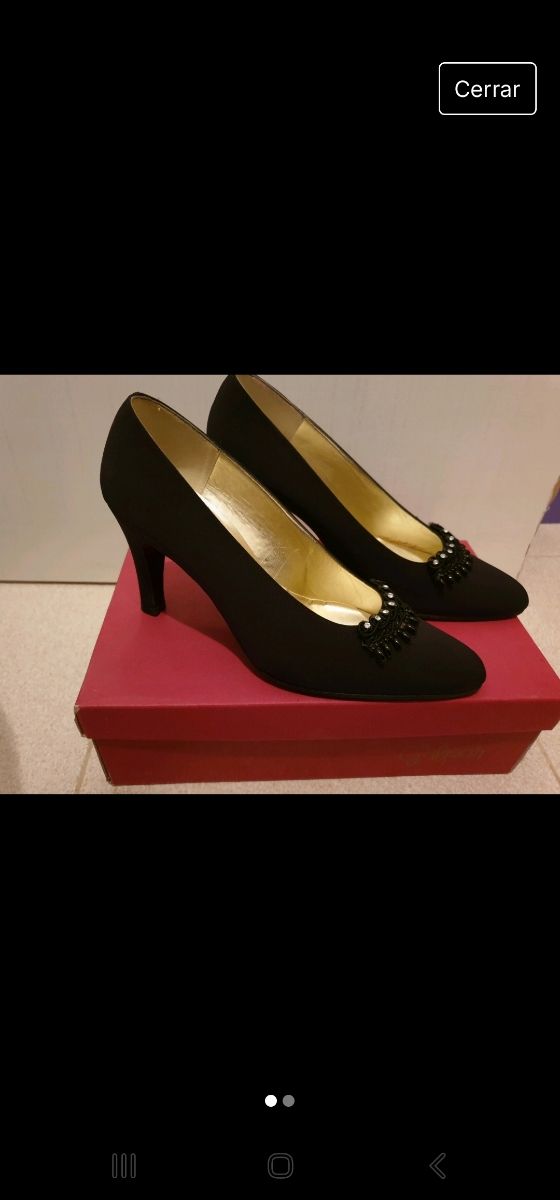 Zapatos negros nuevos a estrenar