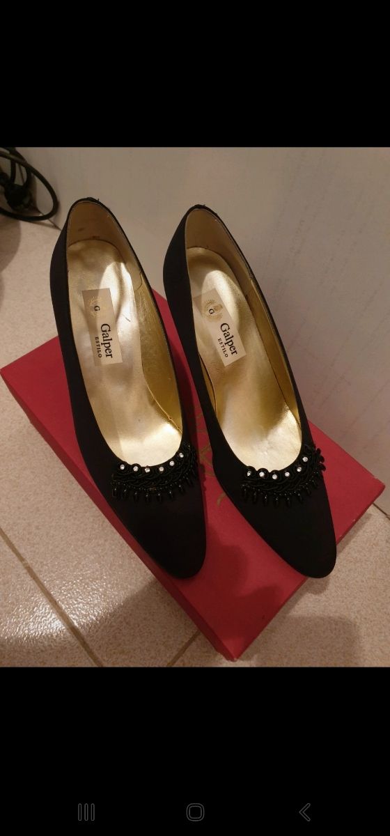 Zapatos negros nuevos a estrenar