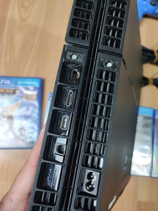 PlayStation 4 500gb + mando + 4 juegos