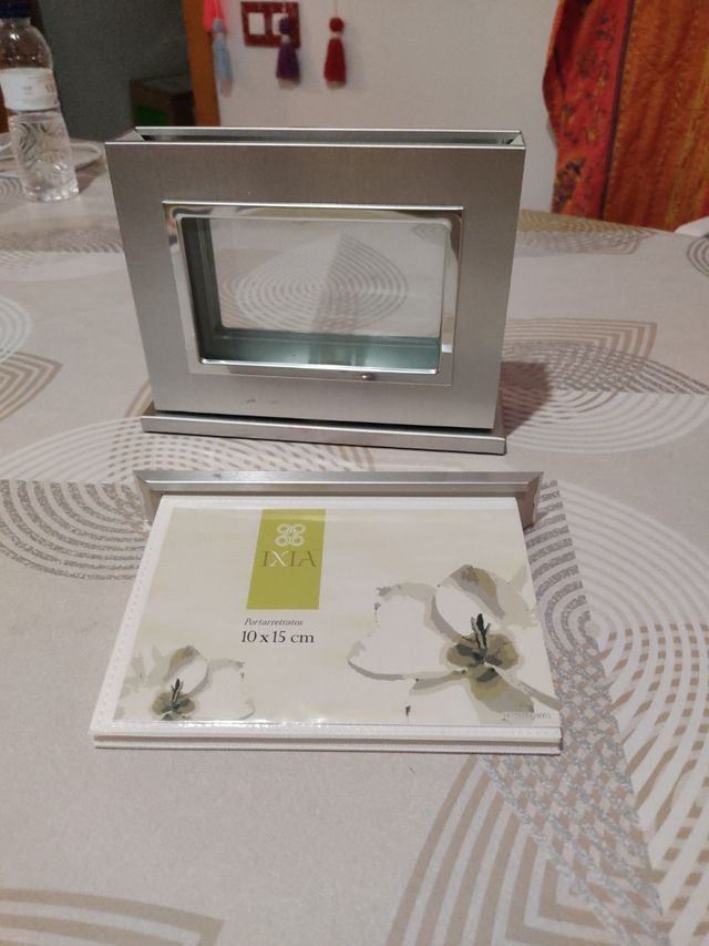 Marco de fotos con pequeño álbum dentro