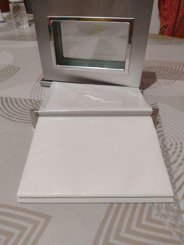 Marco de fotos con pequeño álbum dentro