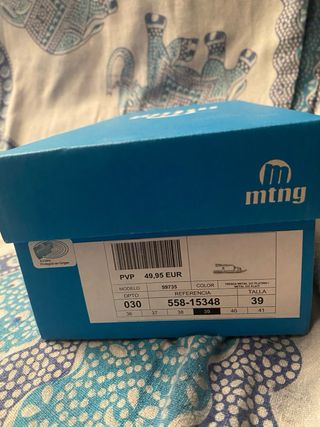 Sandalias doradas Mustang