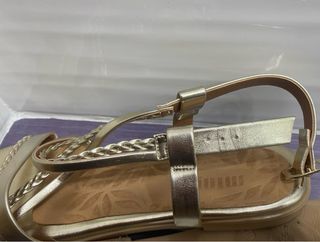 Sandalias doradas Mustang