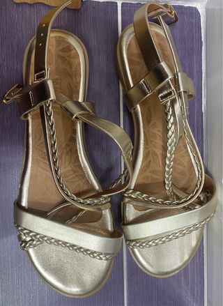 Sandalias doradas Mustang