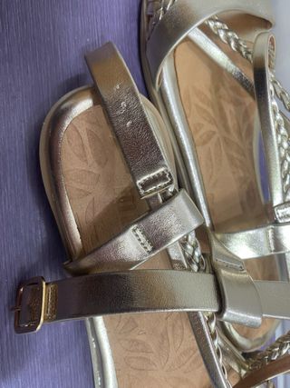 Sandalias doradas Mustang
