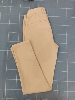 Pantalón beige Zara chica