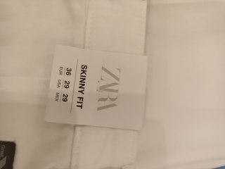 Pantalón beige Zara chica