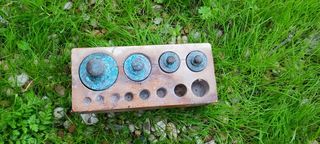 Bilancia antica con pesi