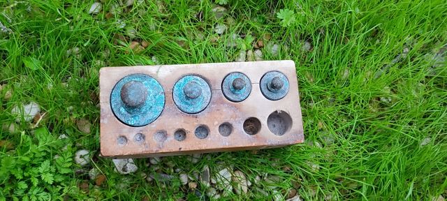 Bilancia antica con pesi