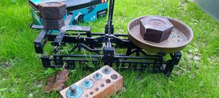 Bilancia antica con pesi