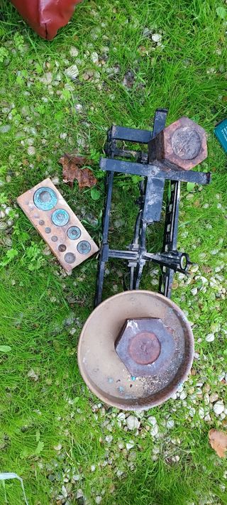 Bilancia antica con pesi