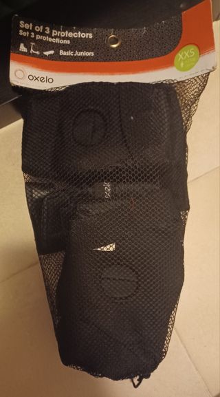 Coderas, rodilleras y muñequita niño.