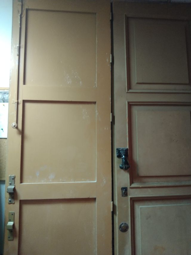 Puerta de madera, de calle maderade pino