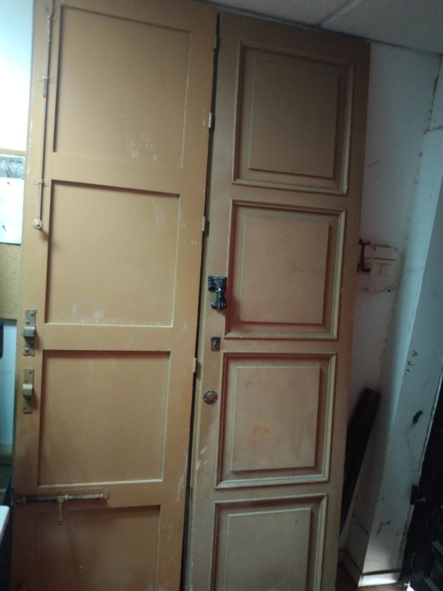 Puerta de madera, de calle maderade pino