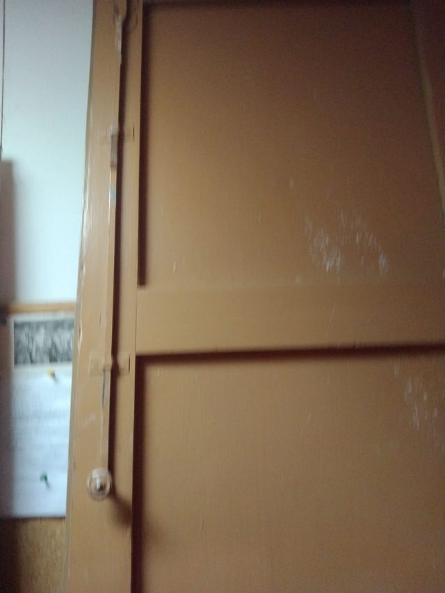 Puerta de madera, de calle maderade pino