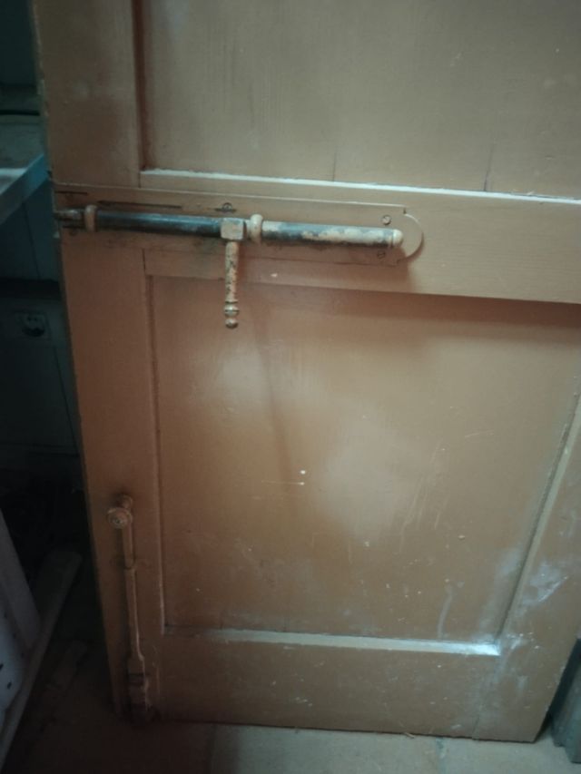 Puerta de madera, de calle maderade pino