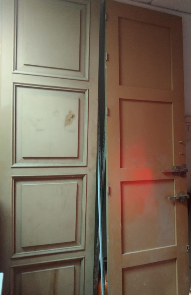 Puerta de madera, de calle maderade pino