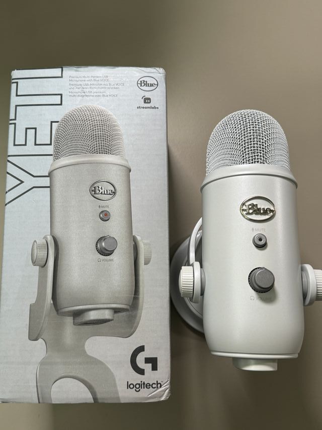 Microfono Logitech G Blue Yeti con custodia bianca