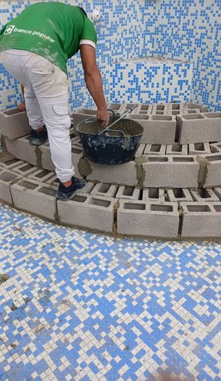 Piscinas de obra y escaleras