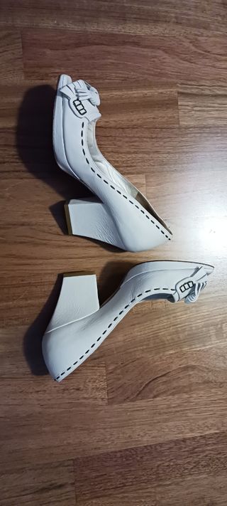 Zapatos blancos de tacón Pura Lopez