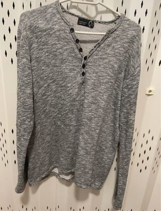 Jersey de mujer nuevo con botones cuello de v.
