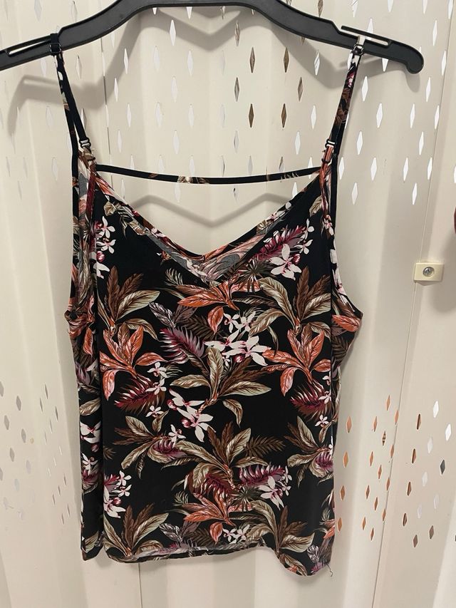 lote de tops  y con flores de tirantes y otro rojo