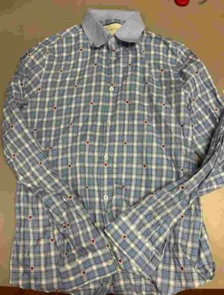 Camisa de cuadros con corazones bordados de Gucci