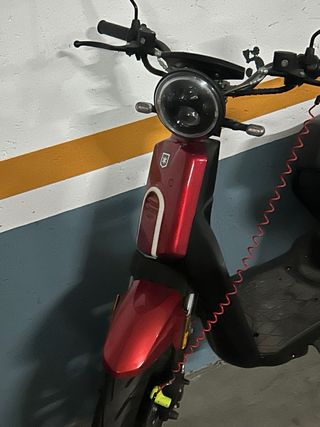 Moto eléctrica  con baul de gran capacidad