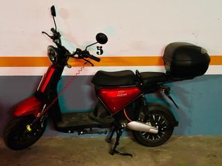 Moto eléctrica  con baul de gran capacidad
